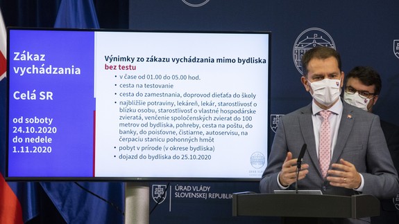 Čiastočný lockdown od víkendu: Od soboty začne platiť zákaz vychádzania, schválili aj veľké testovanie národa