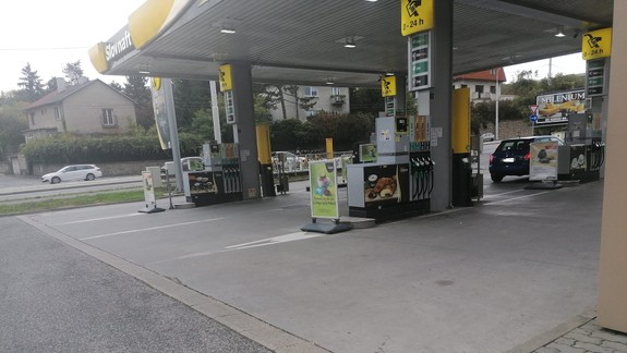 „Pozor na to, kto vás sleduje z pumpy!“ varuje Bratislavčan, ktorý skončil s prevŕtanou nádržou auta