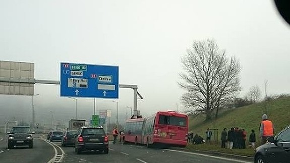 Autobus MHD mal nehodu, zranených bolo pätnásť osôb