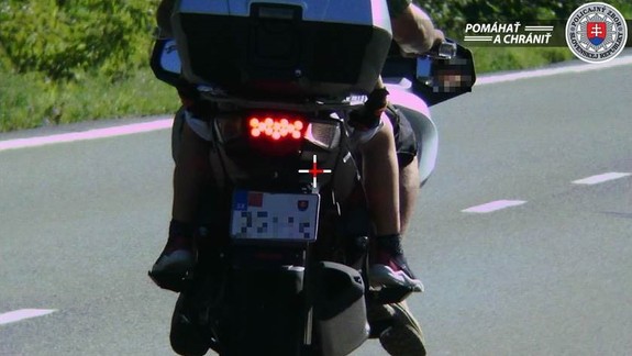 Motocyklista bez ochranného odevu šiel vyše 120 km/h a viezol aj dieťa!