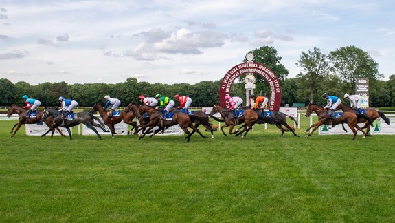 Dostihy: Víťazom klasiky Slovenský St. Leger sa stal Torin s džokejom Línkom