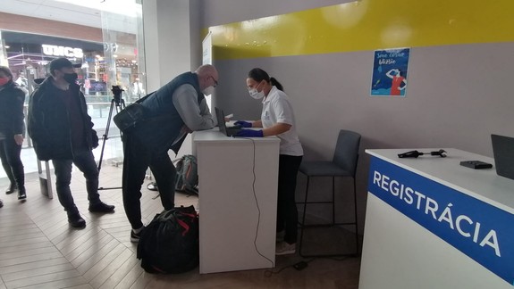 VIDEO: Na počkanie vás zaočkujú už aj v Auparku, prví ľudia túto možnosť využili