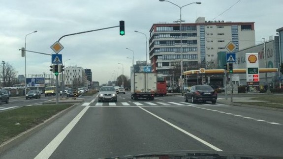 FOTO: Na Panónskej vošiel vodič osobného auta do protismeru - našťastie ho všetci zbadali včas!