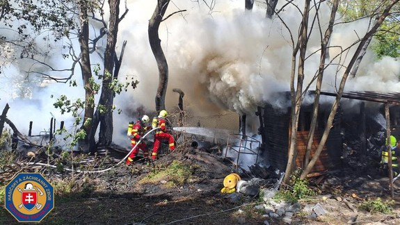 Na Šustekovej v Petržalke vypukol požiar