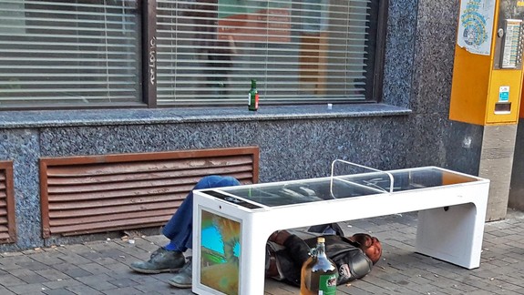 FOTO: Tento chlapík našiel úplne nové využitie smart lavičky na Obchodnej