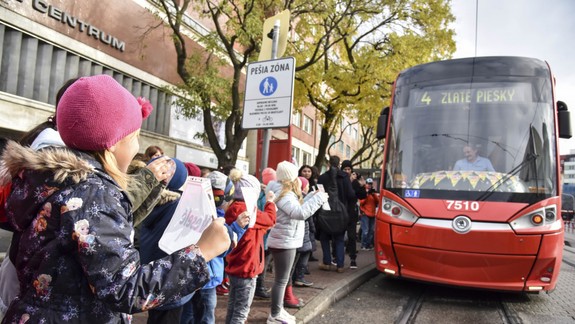 Obľúbený vodič električky sa dočkal odmeny: Deti mu pripravili prekvapenie