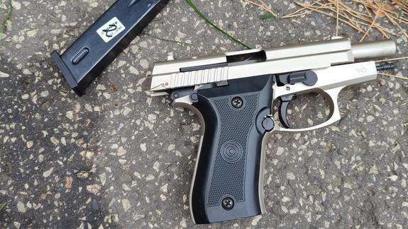 Dieťa zo zadného sedadla auta mierilo zbraňou na dom Petra Pellegriniho