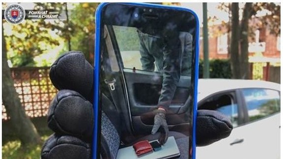 Vo Vrakuni zo zaparkovaného auta ukradli notebook, mobil aj slúchadlá: Polícia vyzýva vodičov na obozretnosť