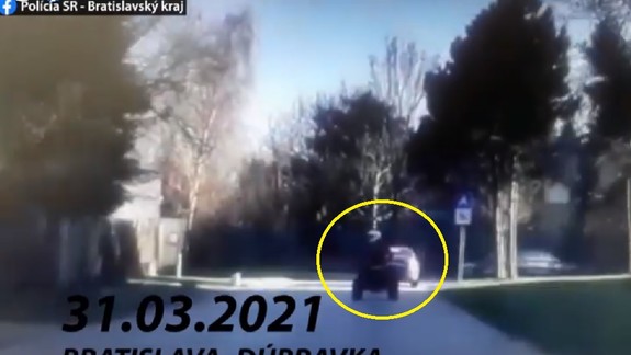 VIDEO: Hazardér na štvorkolke ohrozil pri úteku pred políciou mamičky s kočíkmi aj deti!