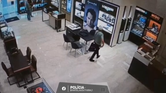 VIDEO: Zobral hodinky priamo z pultu: Polícia žiada o pomoc pri vyšetrovaní krádeže v nákupnom centre