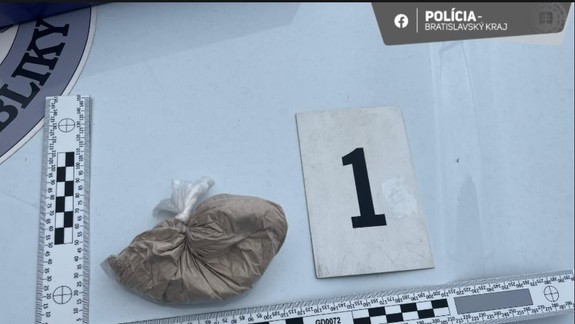 Polícia prekazila drogový biznis s heroínom, obvinila štyroch ľudí