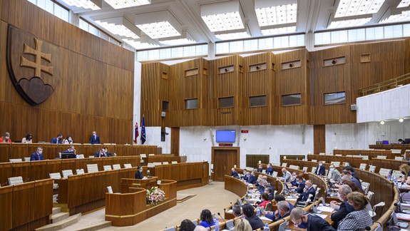Poslanci, ministri a prezidentka môžu chodiť do práce aj s COVID-19