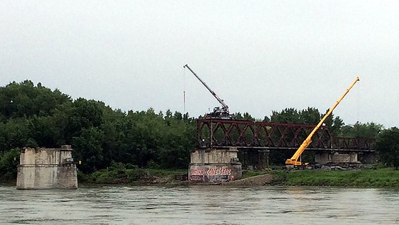 Konštrukciu mosta nad Dunajom odstránili, pokračujú na brehu