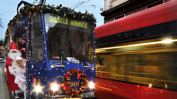 FOTO VNÚTRI: Takto krásne sa dá zachytiť vianočná električka