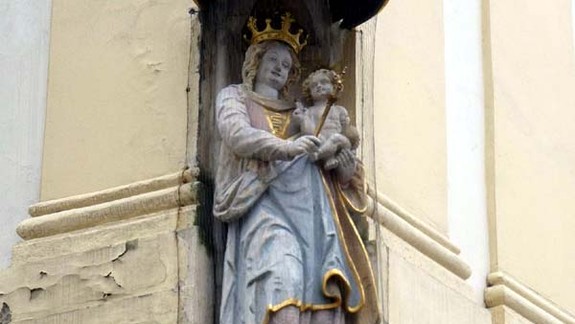 Sochy Panny Márie z fasád zmizli