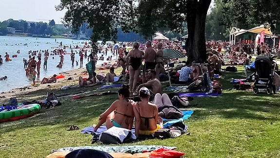 FOTO: Horúce slnko vyhnalo Bratislavčanov na kúpaliská, nedeľu však poznačila tragédia