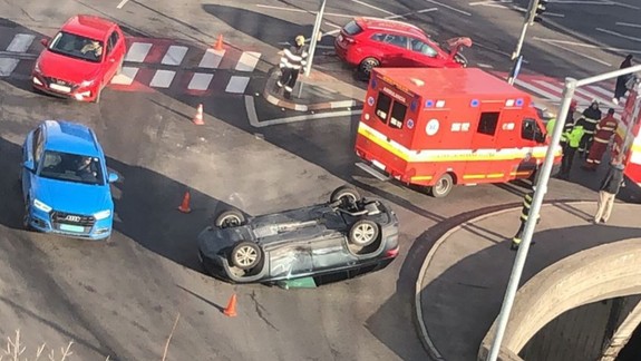 Ranná nehoda: Na križovatke Bajkalská - Prievozská sa prevrátilo osobné auto