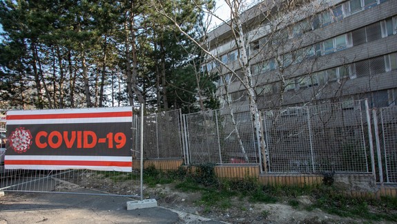 Nemocnice sa pripravujú na zvýšený nápor pacientov, stavajú triážne stany