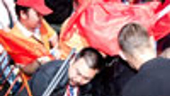 Došlo k stretu demonštantov, zasahovala polícia