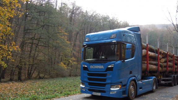 Čo sa deje? Zo Železnej studničky odchádzajú nákladiaky naložené vyrúbanými stromami