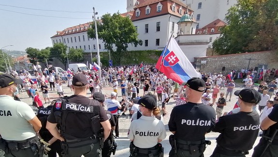 Aj dnes pred parlamentom protestujú stovky ľudí - budovu strážia policajné jednotky