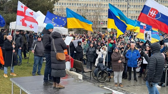 Proti návšteve Fica v Moskve protestovali na Námestí slobody stovky ľudí