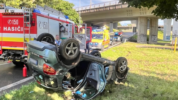Na zjazde z Einsteinovej na most Apollo sa prevrátilo auto