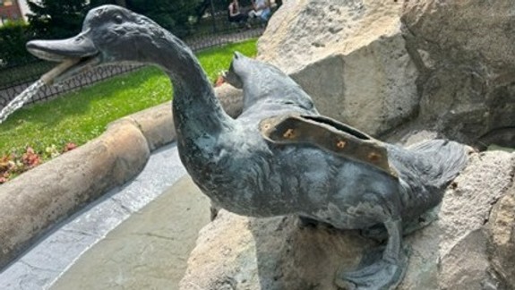 Barbarstvo: Kačke vo fontáne na Šafárikovom námestí niekto odlomil bronzové krídlo