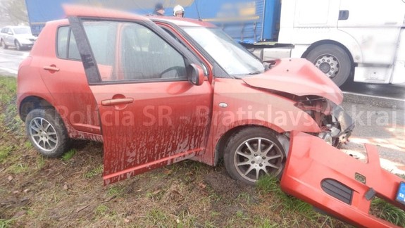 Nevideli ste túto nehodu? Posádka jedného auta z miesta ušla