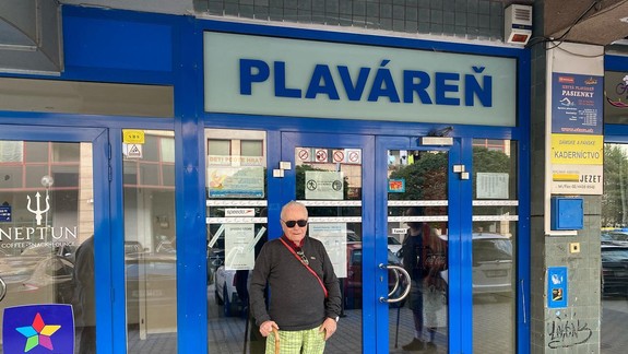 FOTO: Po dvojročnej prestávke sa na plaváreň Pasienky vrátil jej najstarší návštevník - 96-ročný Otto Šimko