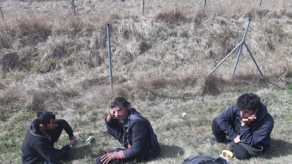 Popri diaľnici z Trnavy do Bratislavy kráčali traja migranti z Afganistanu - polícia ich zadržala!