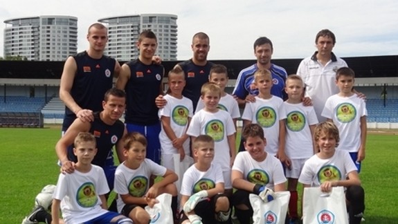 Futbalisti Slovana si zatrénovali s tímom mladých diabetikov