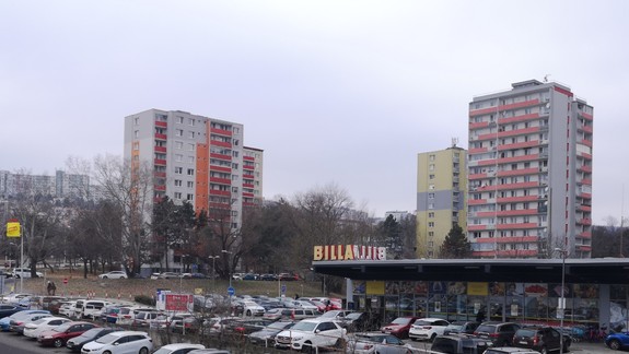 Supermarket sprístupní parkovisko na nočné parkovanie