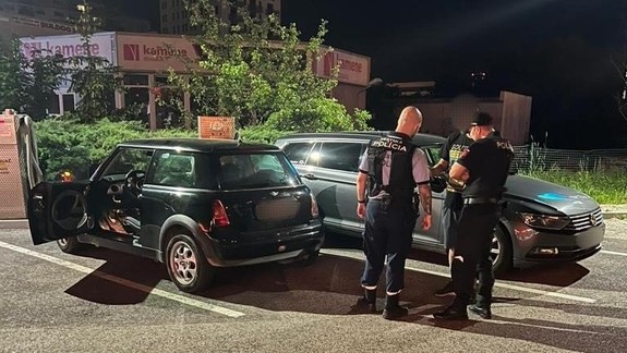 Pekná trúfalosť: Policajtov požiadal o nástroje na opravu auta, tí si vzápätí všimli, že čosi dôležité nesedí
