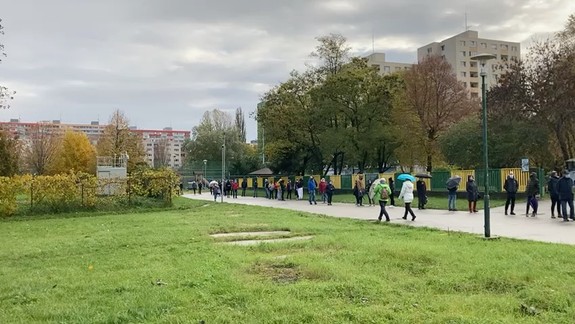 FOTO a VIDEO: Bratislavské odberné miesta od rána praskajú vo švíkoch, enormný nápor je na drive-in odbery
