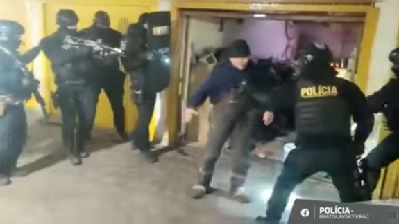 Roky denne volal niekoľkokrát na tiesňové linky a vulgárne nadával operátorom. Policajti obvinili 61-ročného Bohuslava