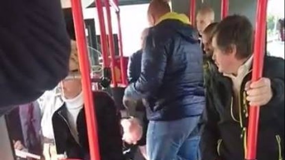 VIDEO: Incident v autobuse MHD - čierny pasažier skončil po zásahu revízorov na zemi