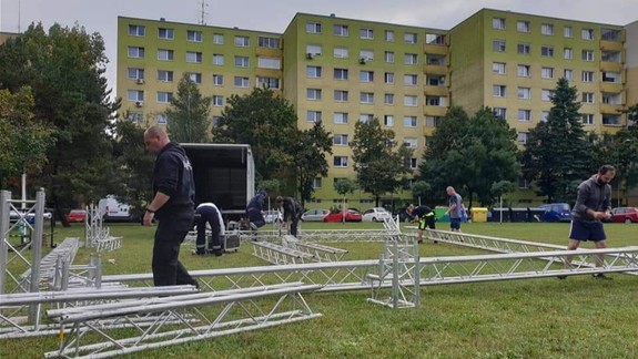 Už budujú pódium. V Dúbravke sa chystá obľúbená Spomienka na Deža