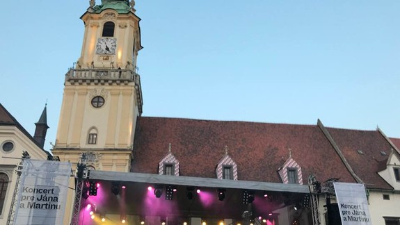 VIDEO: Na koncerte pre Jána a Martinu zaplnili ľudia Hlavné námestie do posledného miestečka...