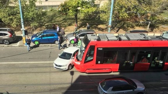 Nehoda: Na Radlinského sa zrazila električka s osobným autom