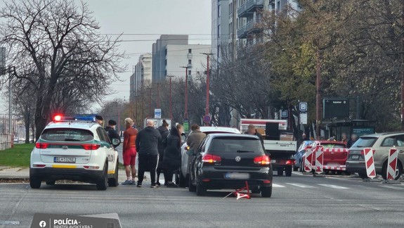 Na križovatke Bajkalskej s Trnavskou sa zrazili dve autá