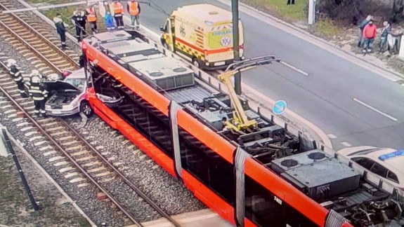 Vážna nehoda v Dúbravke: Električka sa po zrážke s Peugotom vykoľajila, vodič auta zostal zakliesnený
