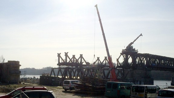 Demontáž druhého mostného poľa stále pokračuje