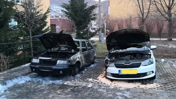 V Devínskej Novej Vsi zhoreli ráno až dve autá!