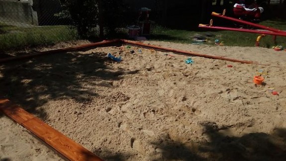 FOTO: Deti na Kaštielskej ulici sa môžu tešiť z vynoveného pieskoviska