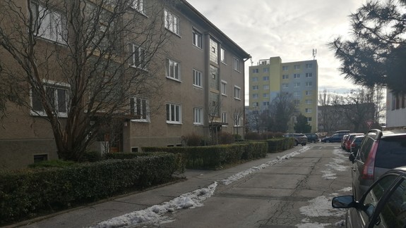 VIDEO a FOTO: Absurdné: Obyvatelia tejto časti Ružinova žijú v tme už 20 rokov!