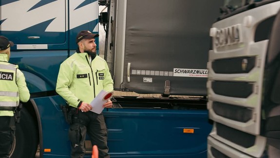 Slintačka a krívačka: Polícia povoľuje výnimku pre nákladné vozidlá prevažujúce telá utratených zvierat