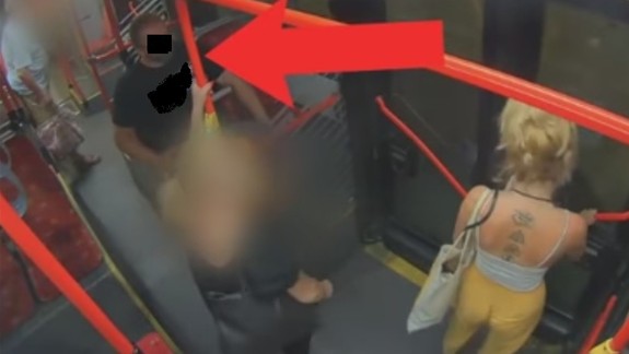 Pokus o znásilnenie po vystúpení z autobusu MHD: Polícia pátra po identite tohto muža