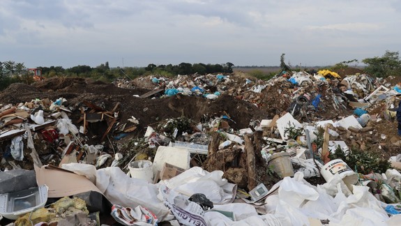Šialené: Muž navozil na cudzí pozemok 19-tisíc ton odpadu, hrozí mu päť rokov väzenia