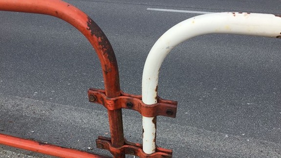 Dobrovoľníci natierali zábradlie na Herlianskej, ale nestihli ho dokončiť...